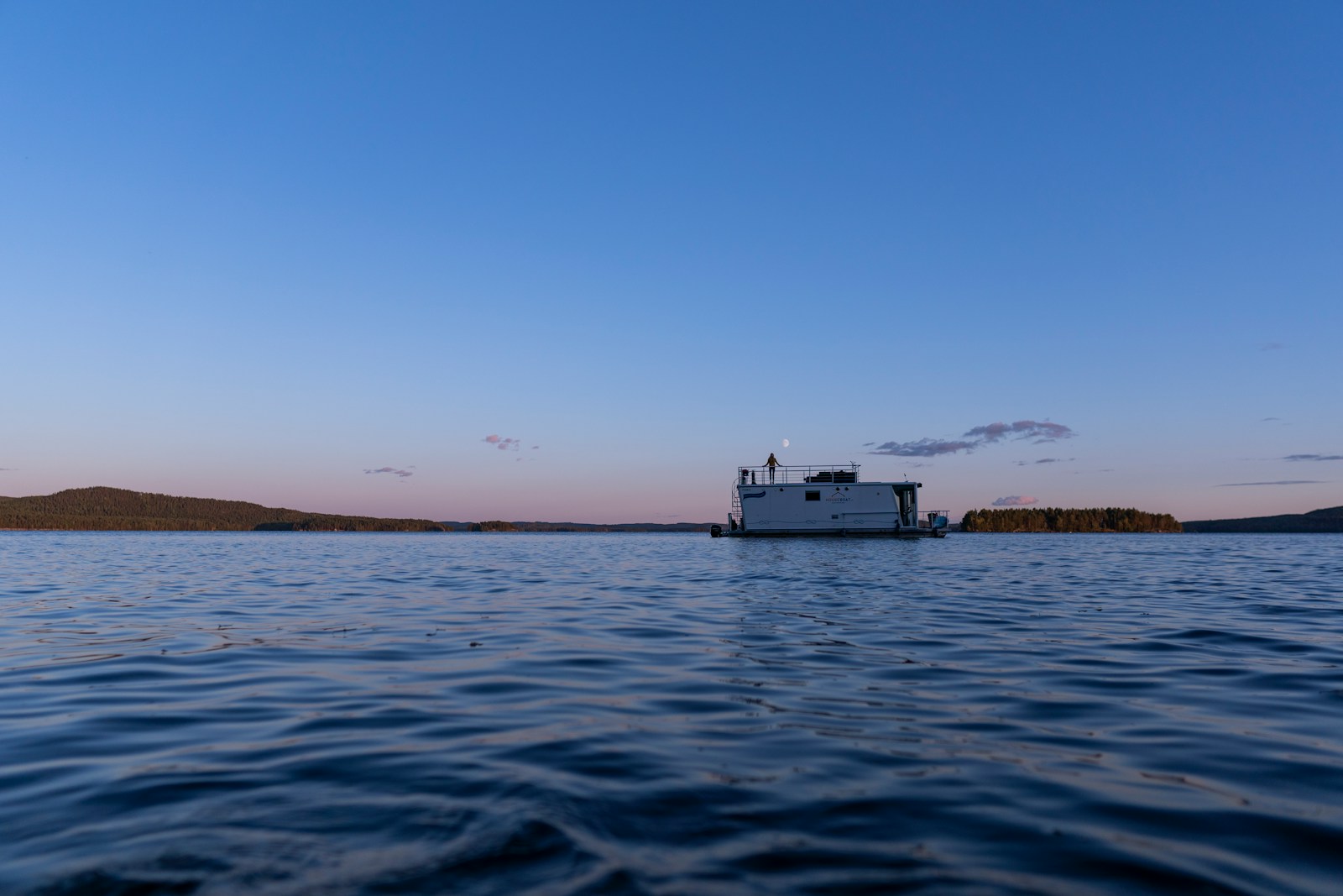 Photo by Hendrik Morkel a boat floating on top of a large body of water